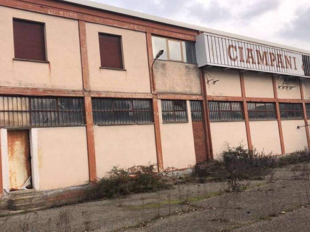 locale commerciale in vendita ad Orvieto