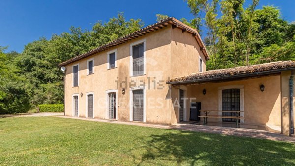 esavano in vendita ad Orvieto in zona Bagni