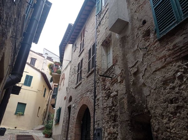 esavano in vendita a San Gemini