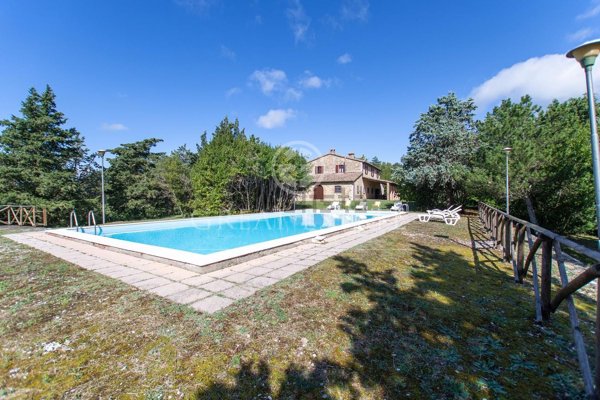 casa indipendente in vendita a San Venanzo