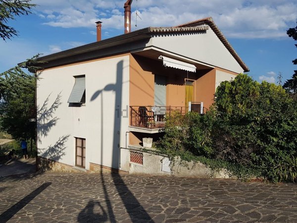 casa indipendente in vendita a San Venanzo