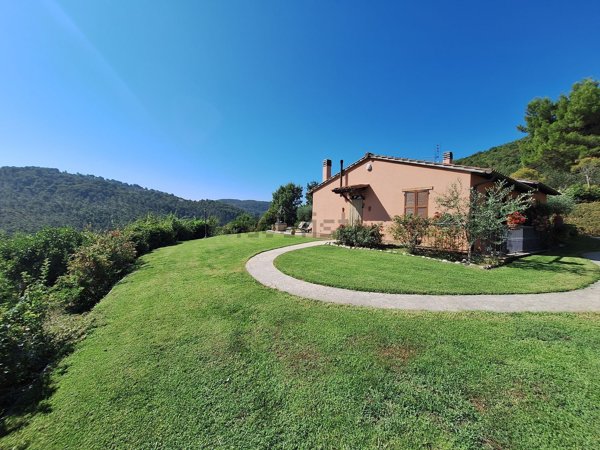 casa indipendente in vendita a San Venanzo