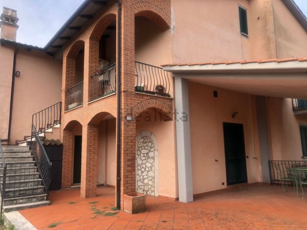 casa indipendente in vendita a Stroncone