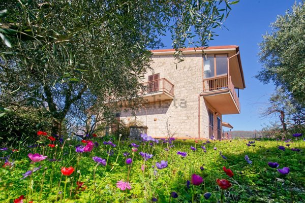casa indipendente in vendita a Stroncone