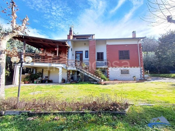 casa indipendente in vendita a Stroncone