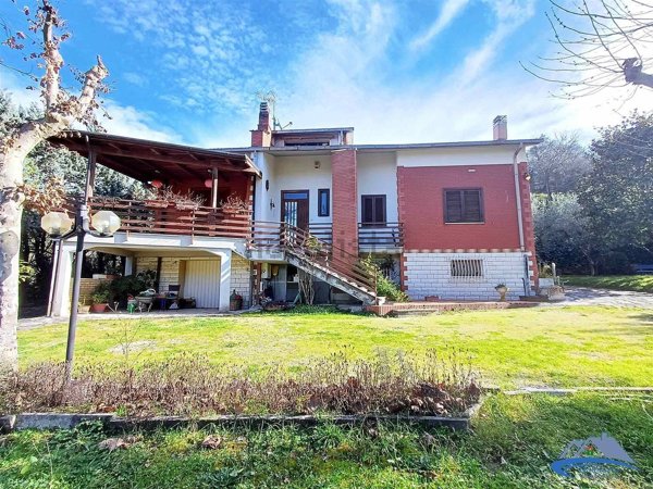 casa indipendente in vendita a Stroncone