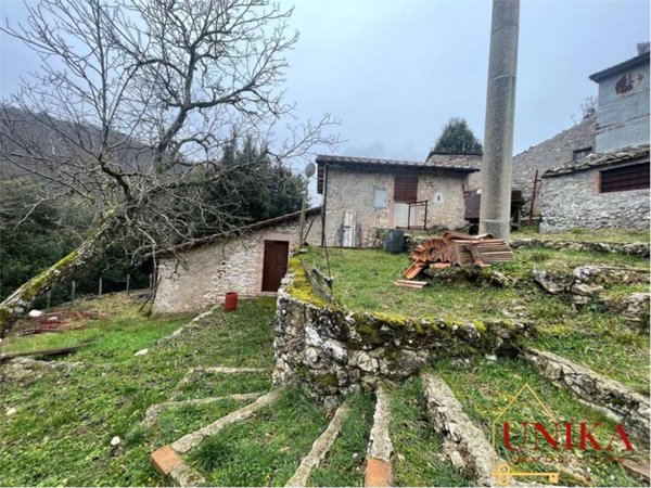 casa indipendente in vendita a Stroncone