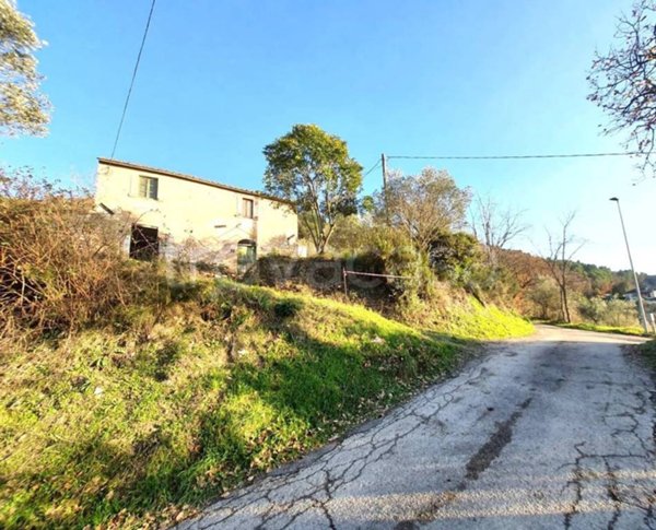 casa indipendente in vendita a Stroncone
