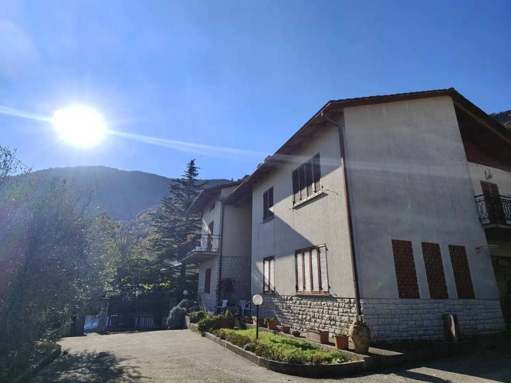 casa indipendente in vendita a Stroncone