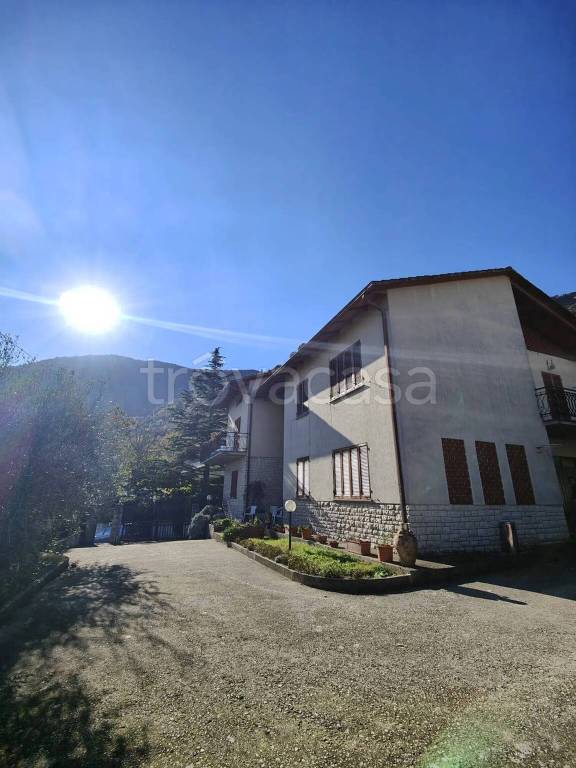 casa indipendente in vendita a Stroncone