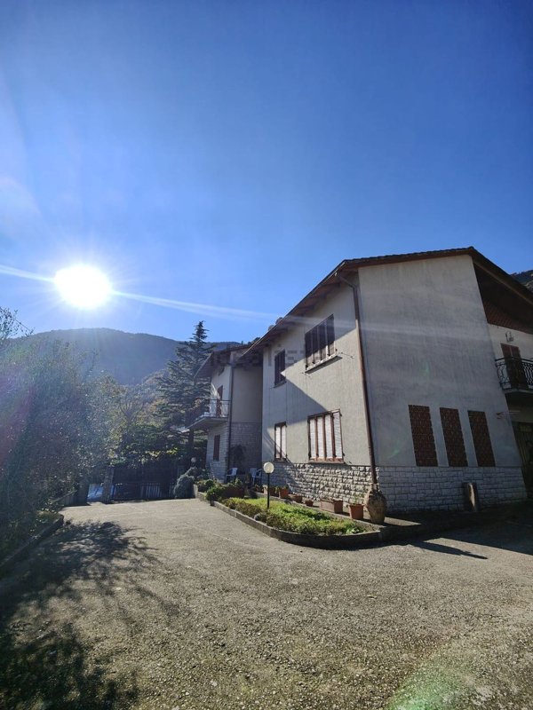 casa indipendente in vendita a Stroncone
