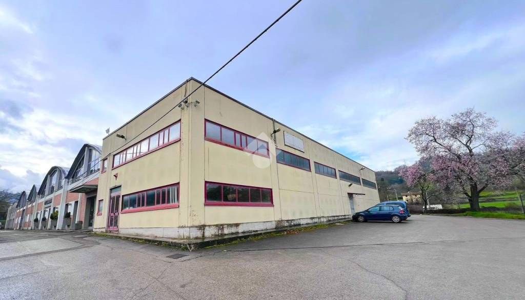 locale commerciale in vendita a Stroncone