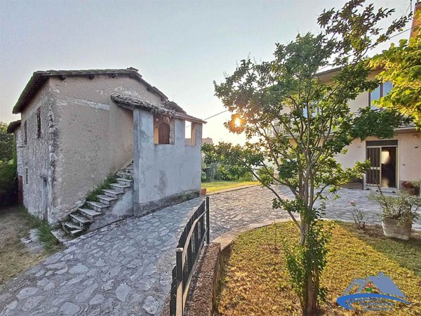 casa indipendente in vendita a Stroncone