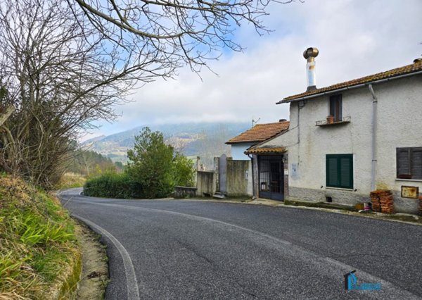 casa indipendente in vendita a Stroncone