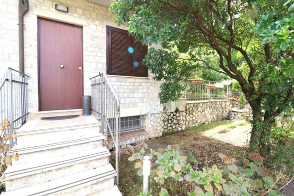 casa indipendente in vendita a Stroncone