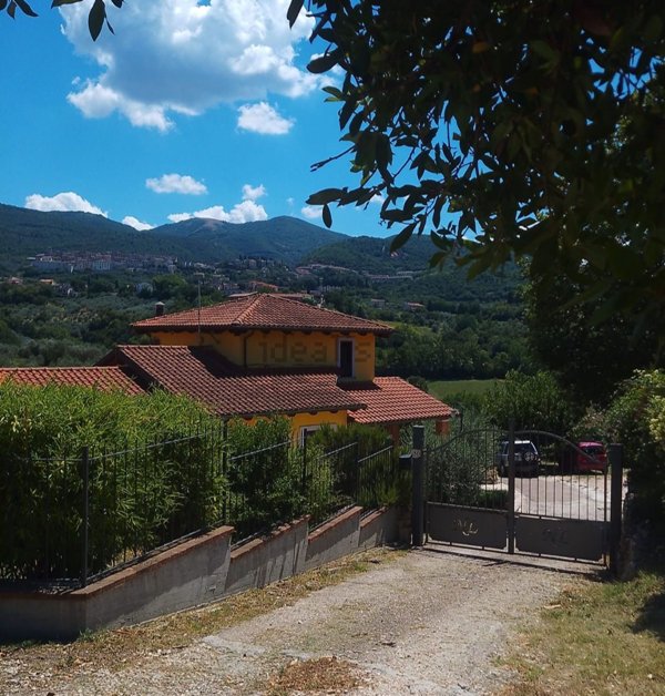casa indipendente in vendita a Stroncone