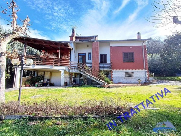 casa indipendente in vendita a Stroncone
