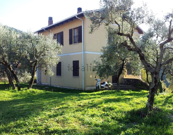 casa indipendente in vendita a Stroncone