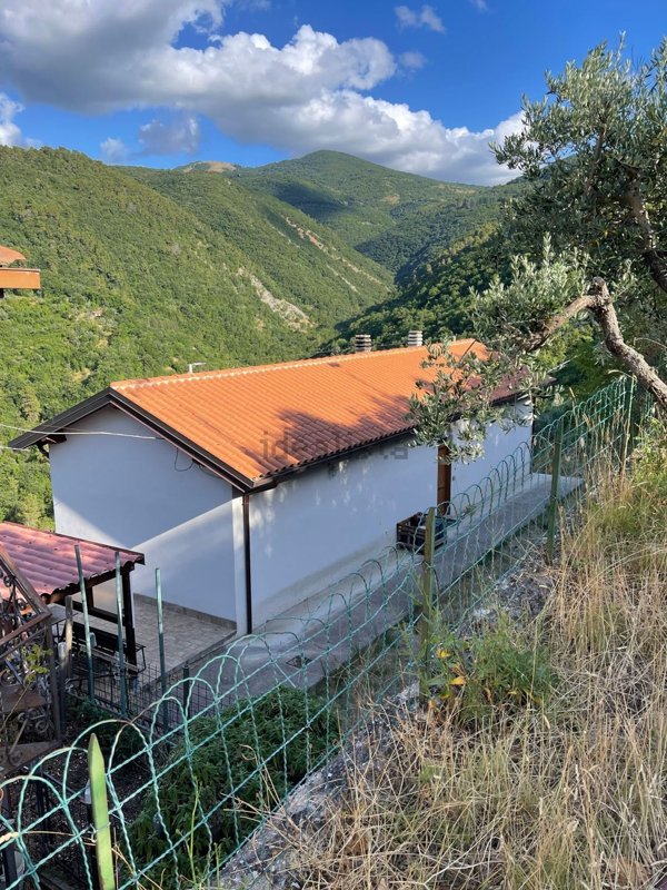 casa indipendente in vendita a Stroncone