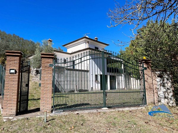 casa indipendente in vendita a Stroncone