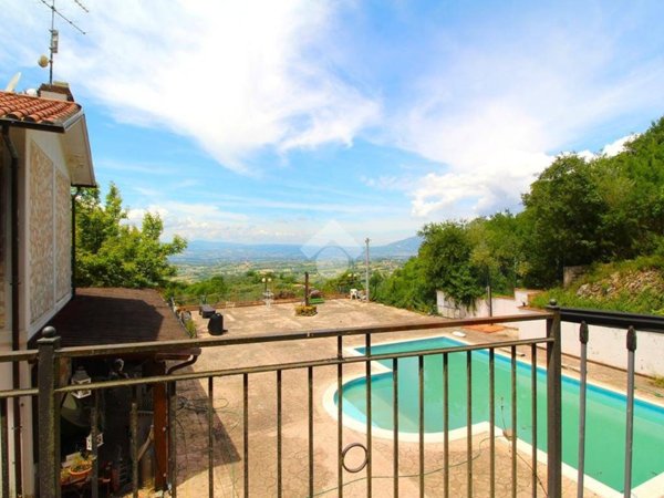 casa indipendente in vendita a Stroncone