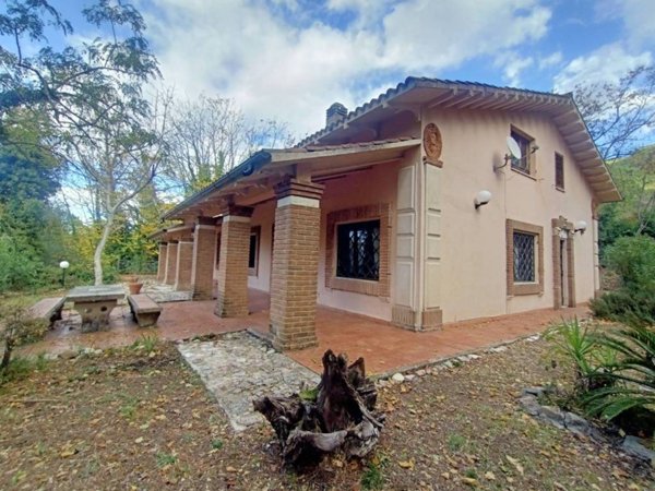 casa indipendente in vendita a Stroncone