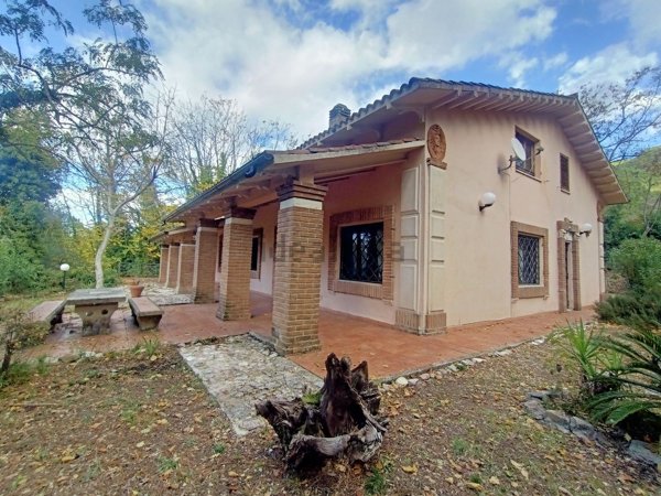 casa indipendente in vendita a Stroncone