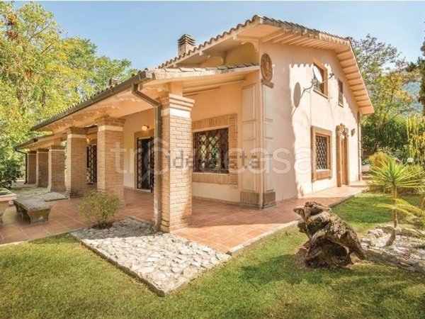 casa indipendente in vendita a Stroncone