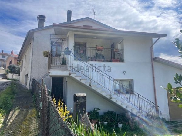 casa semindipendente in vendita a Stroncone