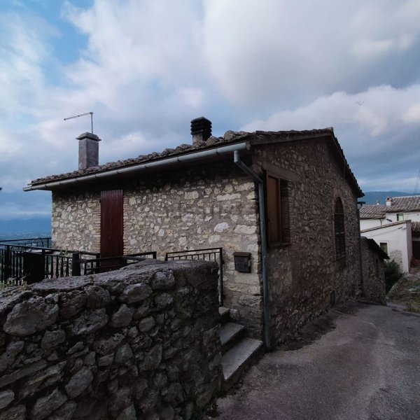 casa indipendente in vendita a Stroncone in zona Vasciano