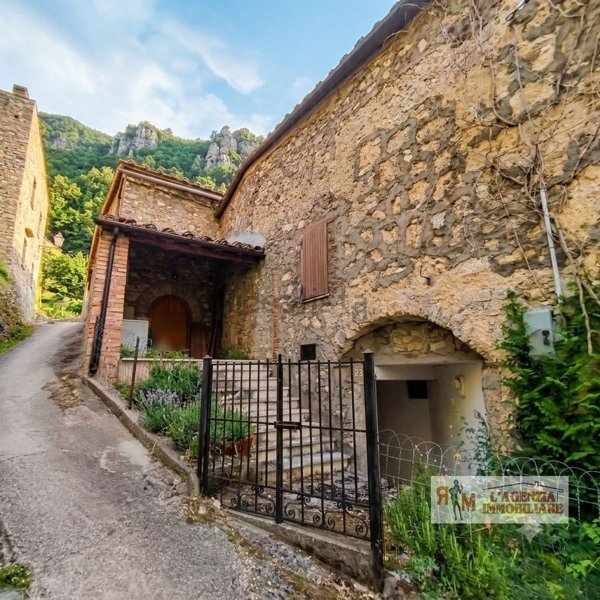 casa indipendente in vendita a Stroncone in zona Vasciano