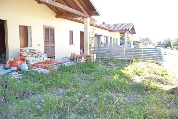 casa indipendente in vendita a Stroncone