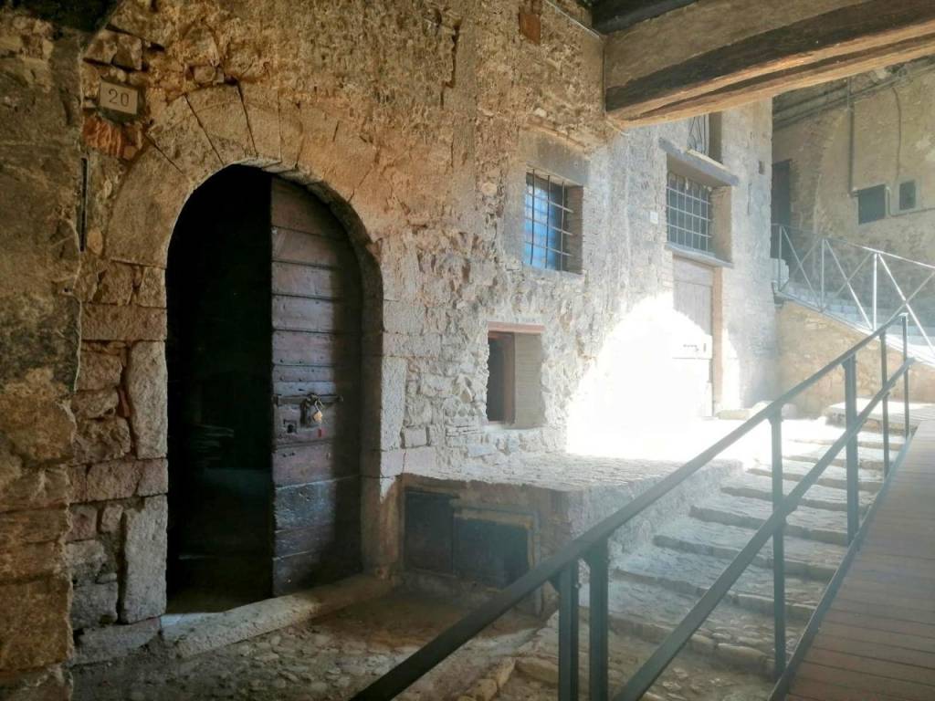 locale commerciale in vendita a Stroncone