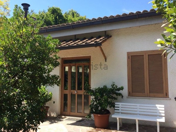 casa indipendente in vendita a Stroncone