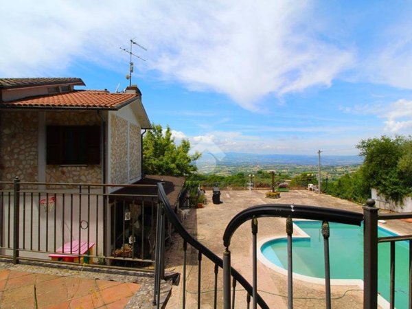 casa indipendente in vendita a Stroncone