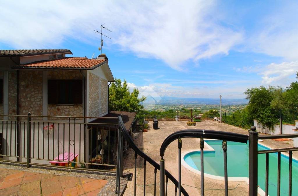 casa indipendente in vendita a Stroncone