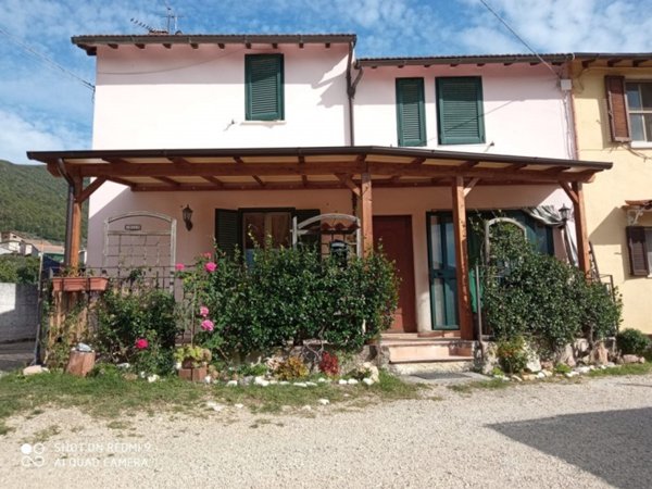 casa semindipendente in vendita a Stroncone