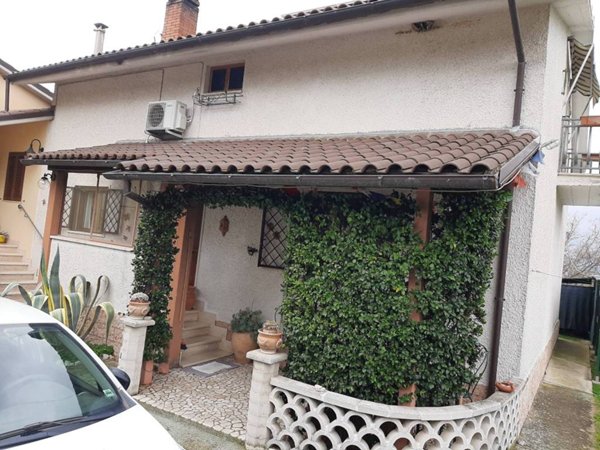 casa indipendente in vendita a Stroncone