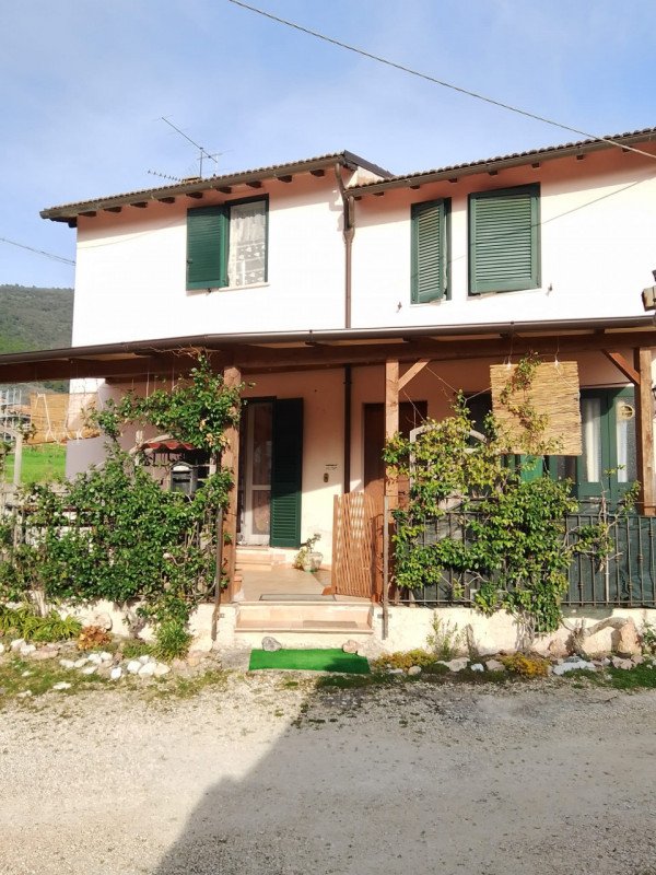 casa semindipendente in vendita a Stroncone