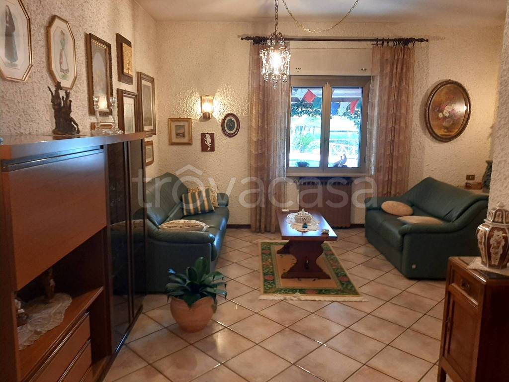casa indipendente in vendita a Stroncone