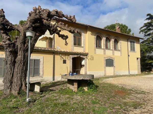 casa indipendente in vendita a Stroncone