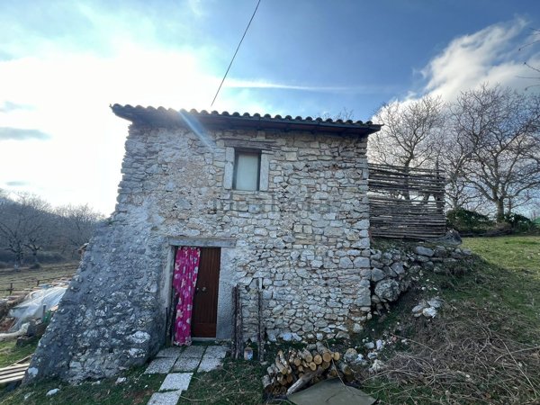 casa indipendente in vendita a Stroncone