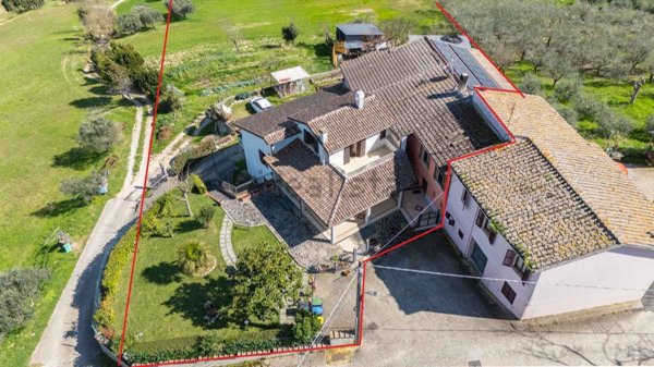 casa indipendente in vendita a Stroncone in zona Vasciano