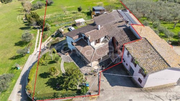 casa indipendente in vendita a Stroncone in zona Vasciano
