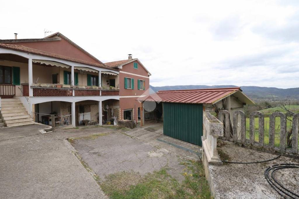 casa indipendente in vendita a Stroncone