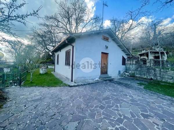 casa indipendente in vendita a Stroncone