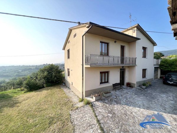 casa indipendente in vendita a Stroncone