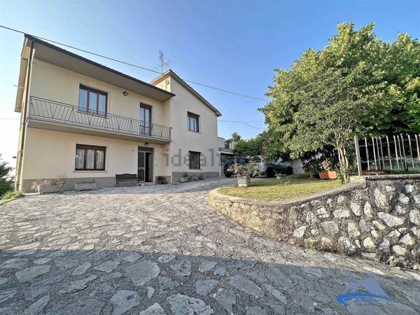 casa indipendente in vendita a Stroncone