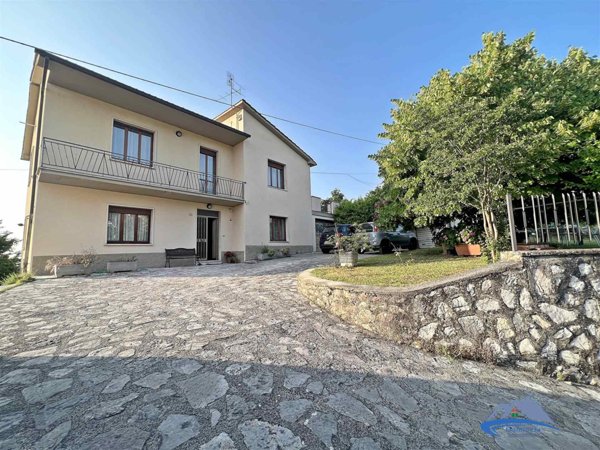 casa indipendente in vendita a Stroncone