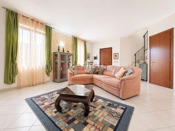 casa indipendente in vendita a Stroncone